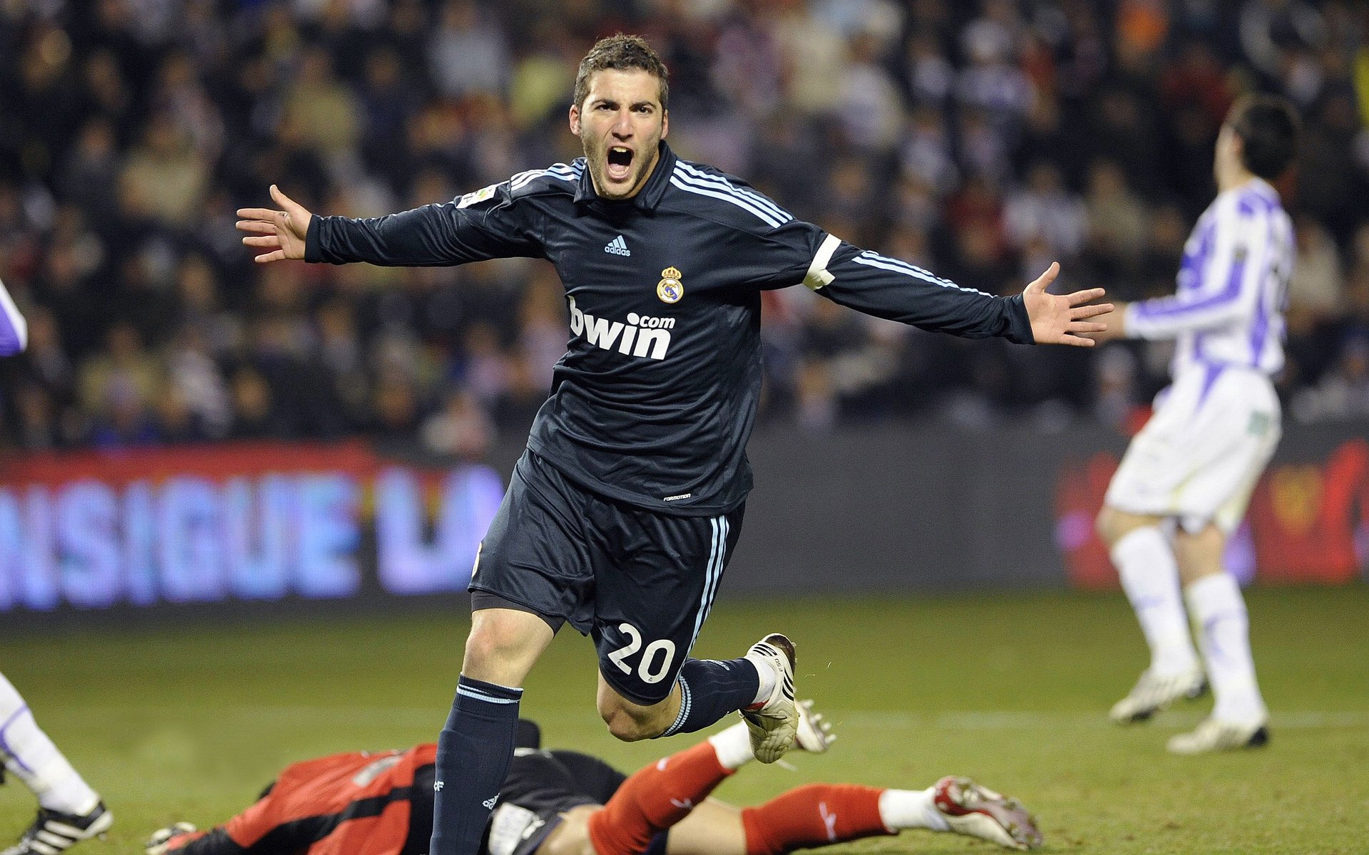 李恩：从防守到进攻，他为全黑队提供了极大的战术灵活性，李恩在百度百科